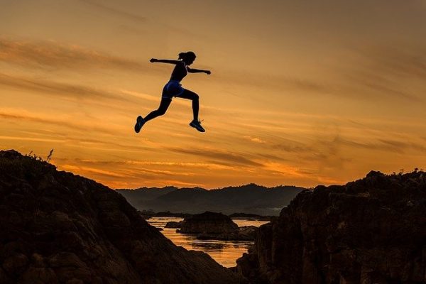 femme courageuse contre la peur de l'échec